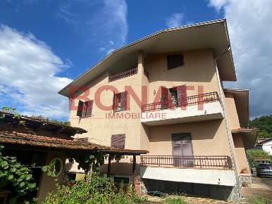 Foto Villa unifamiliare a Licciana Nardi di 400 m² con 9 locali in vendita