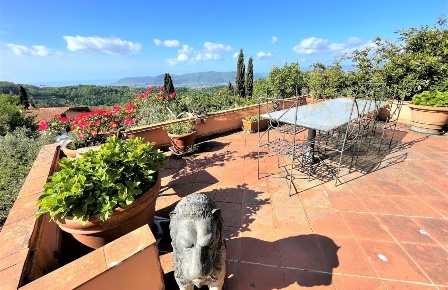 Foto Villa unifamiliare in via della maestà, Fosdinovo di 400 m² in vendita