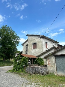 Foto Villa singola a Fornovo di Taro di 140 m² con 5 locali in vendita