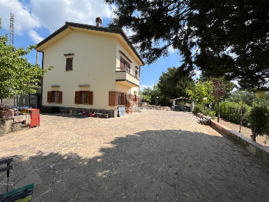 Foto Villa unifamiliare in Contrada Tora, Pignola di 167 m² con 7 locali