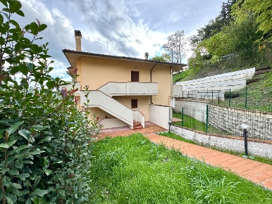 Foto Appartamento in Via Poggiole, Vernio di 100 m² con 4 locali in vendita