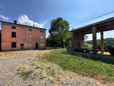 Foto Villa singola a Alseno di 250 m² con 9 locali in vendita