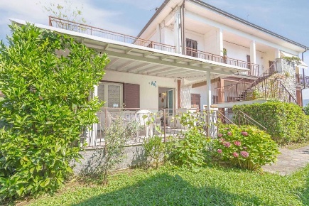 Foto Appartamento a Ameglia di 68 m² con 4 locali in vendita