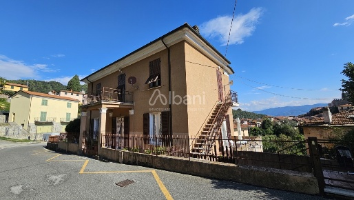 Foto Villa bifamiliare in Via Costro, Ameglia di 350 m² con 20 locali