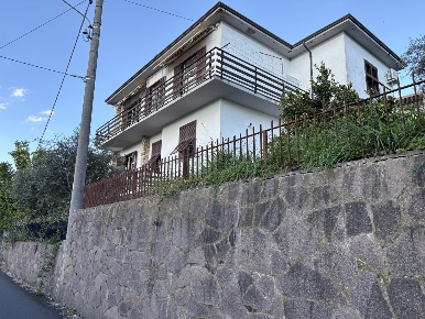 Foto Villa bifamiliare a La Spezia Carozzo di 250 m² con 10 locali