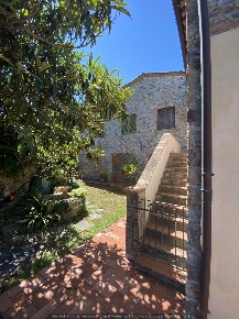 Foto Villa bifamiliare a Ameglia di 270 m² con 9 locali in vendita