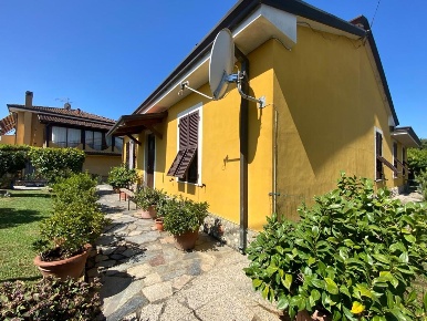 Foto Villa a schiera in Via Montecchio 7, Fosdinovo di 130 m² con 7 locali