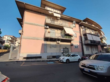 Foto Appartamento in Via Antonino Corsaro 6, Camporotondo Etneo di 118 m²