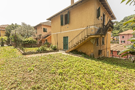 Foto Villa bifamiliare a Campomorone di 172 m² con 10 locali in vendita