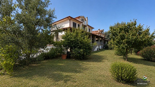 Foto Villa unifamiliare a Monterosi di 350 m² in vendita