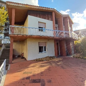 Foto Villa bifamiliare a Fornovo di Taro di 276 m² con 13 locali in vendita