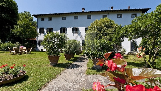 Foto Villa unifamiliare in Via di Pizzorna, Bagni di Lucca di 800 m²