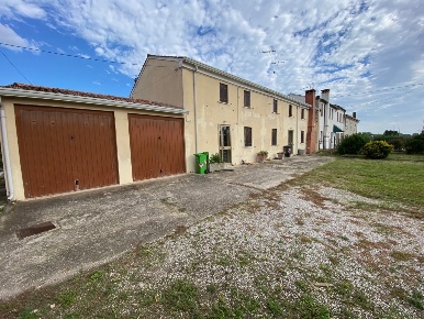 Foto Villa bifamiliare in Via E. Toti, Villadose di 220 m² con 12 locali