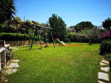 Foto Villa bifamiliare in Via Piero Aloisi, Livorno di 340 m² con 8 locali