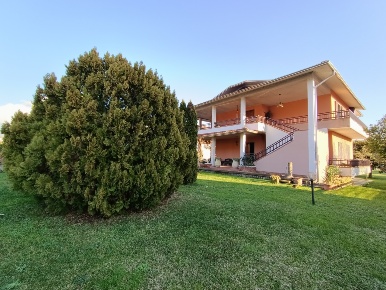 Foto Villa unifamiliare a Licciana Nardi di 320 m² con 9 locali in vendita