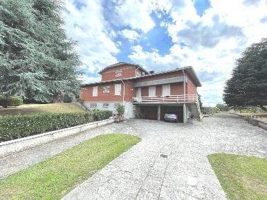 Foto Villa unifamiliare in via roma  1, Alseno di 450 m² con 14 locali