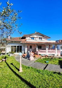 Foto Villa unifamiliare a Licciana Nardi di 643 m² con 21 locali in vendita