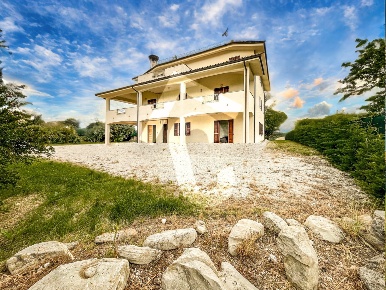 Foto Villa singola a Santa Maria Nuova di 444 m² con 9 locali in vendita