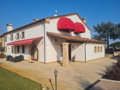 Foto Villa bifamiliare in via frastortola  24, Pojana Maggiore di 320 m²