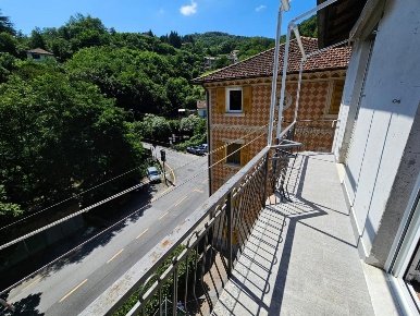 Foto Appartamento in Via Valverde  58, Campomorone di 89 m² con 6 locali