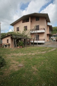 Foto Villa unifamiliare a Licciana Nardi di 320 m² con 14 locali in vendita