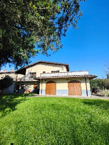 Foto Villa bifamiliare a Villafranca in Lunigiana di 260 m² con 13 locali