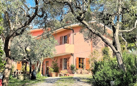 Foto Villa unifamiliare a Fosdinovo di 400 m² con 8 locali in vendita