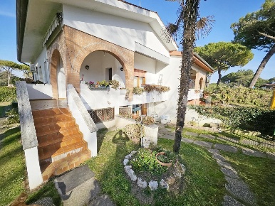 Foto Villa bifamiliare a Lignano Sabbiadoro di 149 m² con 11 locali