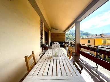 Foto Villa unifamiliare in Via Poggiole 4, Vernio di 450 m² con 10 locali