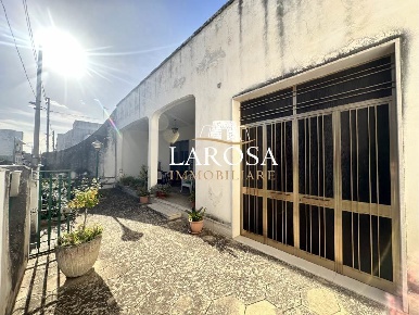 Foto Villa singola a Vernole Centro di 220 m² con 7 locali in vendita