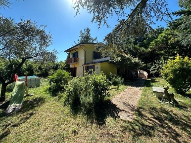 Foto Villa unifamiliare a Fosdinovo di 150 m² con 5 locali in vendita