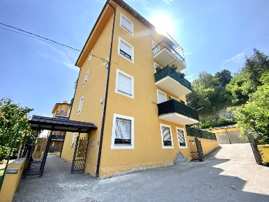 Foto Appartamento in Via Monviso 84, Dogliani di 106 m² con 5 locali