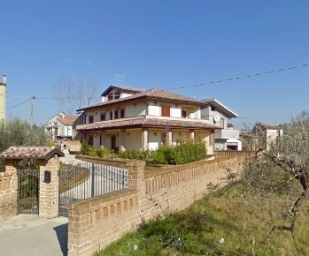 Foto Villa unifamiliare a Campli di 500 m² con 11 locali in vendita