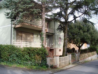 Foto Villa bifamiliare a Buti di 400 m² con 14 locali in vendita