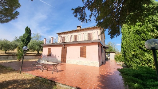 Foto Villa singola a Arcevia di 230 m² con 8 locali in vendita