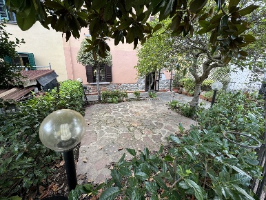 Foto Villa singola in Via del Bisenzio, Vernio di 210 m² con 8 locali