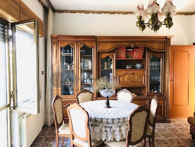 Foto Appartamento in Via Villa 27, Follo di 90 m² con 5 locali in vendita