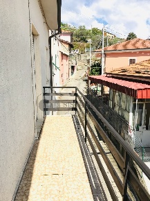 Foto Appartamento in Via Villa 27, Follo di 90 m² con 5 locali in vendita