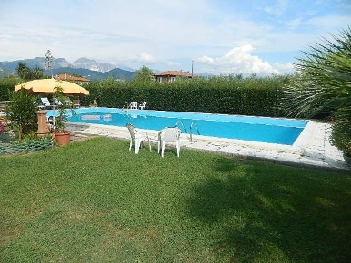 Foto Villa unifamiliare a Ameglia di 250 m² con 9 locali in vendita