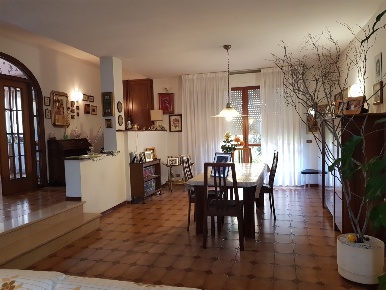 Foto Villa unifamiliare a Calci di 260 m² con 7 locali in vendita