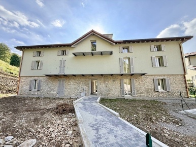 Foto Appartamento in Via Castello 27, Canzo di 139 m² con 3 locali