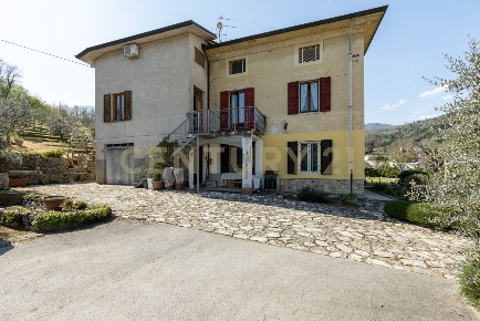 Foto Villa bifamiliare in Via Salita  18, Borgo a Mozzano Salita di 350 m²
