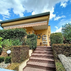 Foto Villa bifamiliare a Villadose di 221 m² con 8 locali in vendita