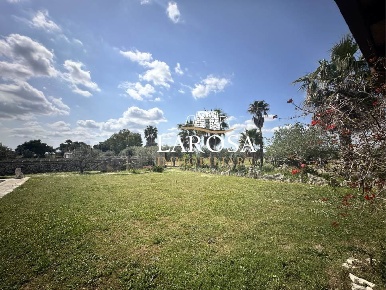 Foto Villa unifamiliare a Vernole di 278 m² con 5 locali in vendita