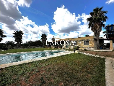 Foto Villa unifamiliare a Vernole di 278 m² con 5 locali in vendita