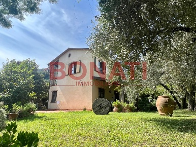 Foto Villa unifamiliare a Ameglia di 315 m² con 8 locali in vendita