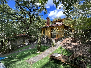 Foto Villa unifamiliare a Villafranca in Lunigiana di 240 m² con 7 locali