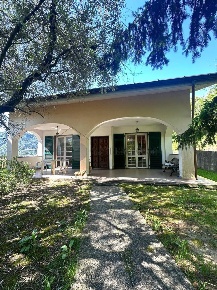 Foto Villa singola in Via San Lorenzo 20, Follo di 100 m² con 5 locali