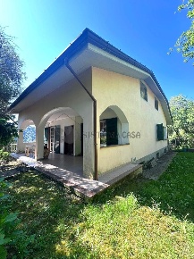 Foto Villa singola in Via San Lorenzo 20, Follo di 100 m² con 5 locali