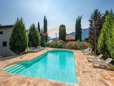 Foto Villa bifamiliare in Via Caverniga 16, Sarnico di 170 m² con 5 locali